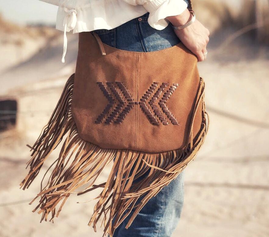 Mandiri suede shoulder bag with brown logo and fringe